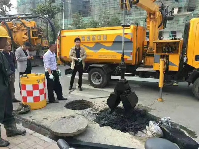 新罗街道：网格员化身“清道夫”，为民解忧疏通“堵心”化粪池