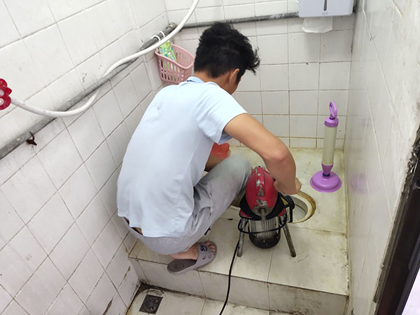 新罗肥皂掉到马桶里把马桶堵住了怎么办？马桶堵住了怎么办