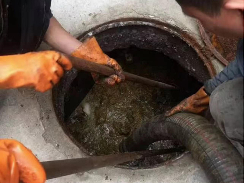 新罗清理化粪池时如何避免沼气的危害？